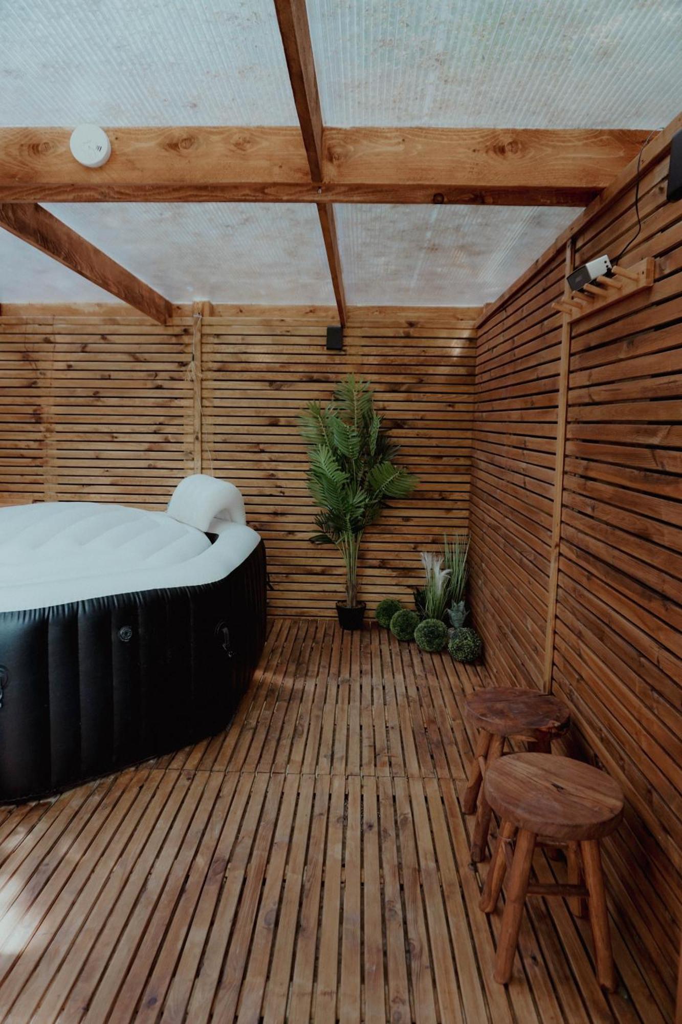 Le Chalet Tipi Avec Jacuzzi Et Jardin Troyes Exterior foto